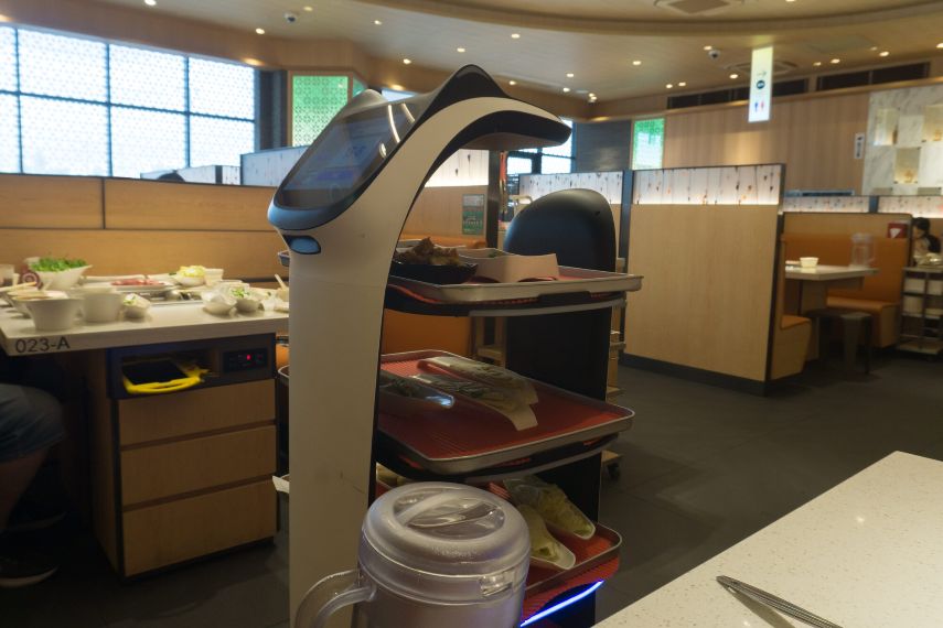 “ロボット用”に店内を改装する事例も…実用化が進む清掃・配膳ロボットの最新事情